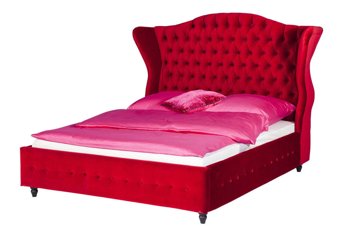 Красная бархатная кровать